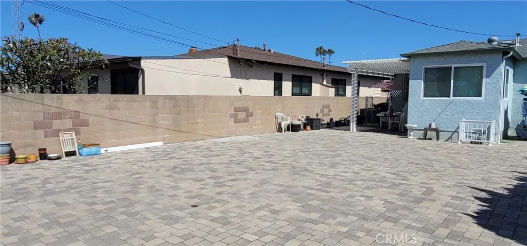 Spacious parking area or huge entertainment area, or lots of space for kids to play.