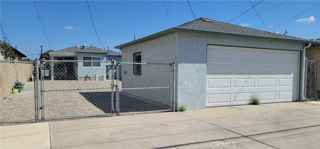 2 car garage with a lot of parking area