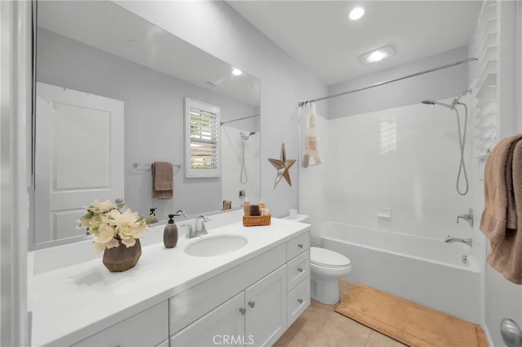 Bedroom 3: bath