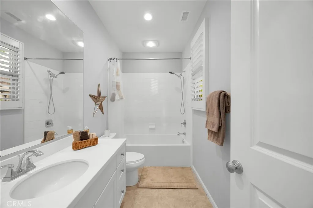 Bedroom 3: bath