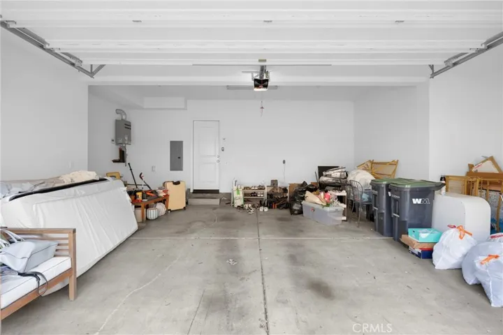 Garage / 2- car.