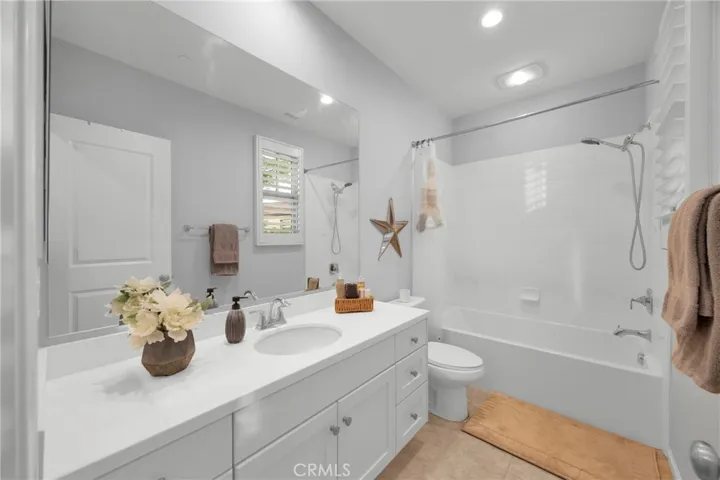 Bedroom 3: bath