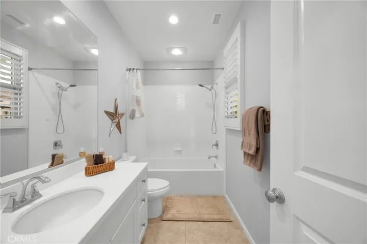 Bedroom 3: bath
