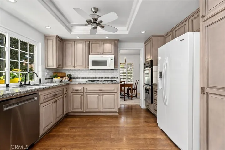 A baker's delight! The kitchen features brand-new stainless steel double oven and abundant storage for all your treasures.