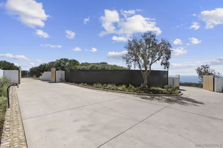 https://zimg.paragon.ice.com/ParagonImages/Property/PA/SDMLS/260009884/10/533/400/0269530fbc58e67b6e1a3c4f71fd838d/3/0c3813b699d45a0dfd290708a9c1843a/260009884-1501701e-1e2a-46aa-a351-c7b034118533.JPG