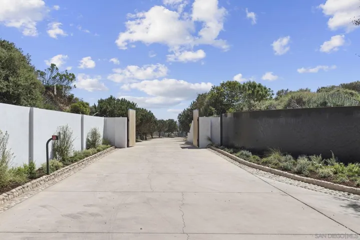 https://zimg.paragon.ice.com/ParagonImages/Property/PA/SDMLS/260009884/10/533/400/0269530fbc58e67b6e1a3c4f71fd838d/3/0c3813b699d45a0dfd290708a9c1843a/260009884-1501701e-1e2a-46aa-a351-c7b034118533.JPG
