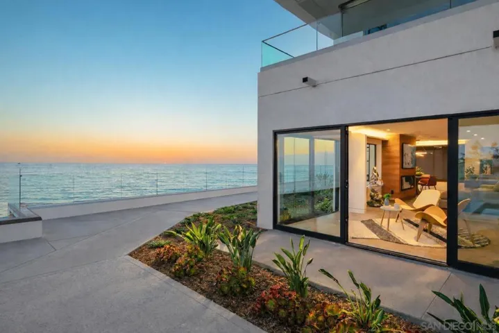 Remove scaffolding from photos