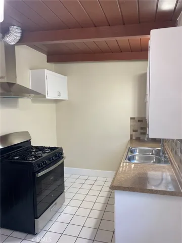 Spacious kitchen, new stove