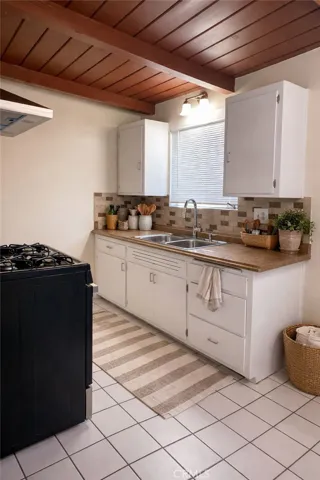 Staged virtual kitchen