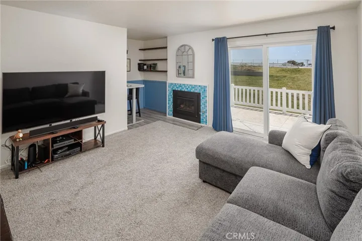 Living Rm looking into nook area