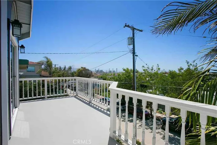 Front Residence - Deck