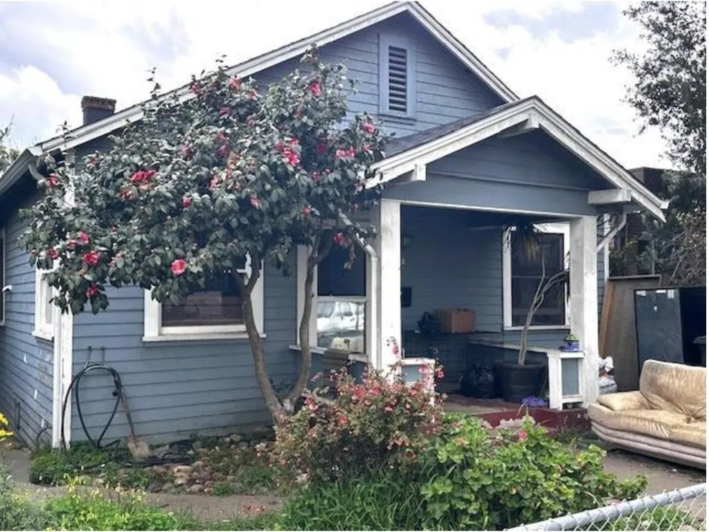453 Grand Ave