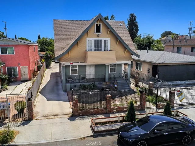 10 minutes’ walk from USC and the Expo Line Station