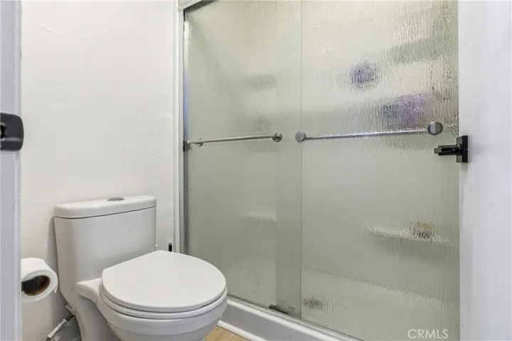 Separate shower room~