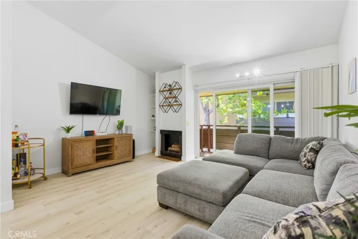 Spacious living room~