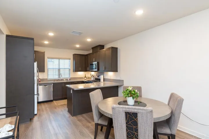 Kitchen & Dining