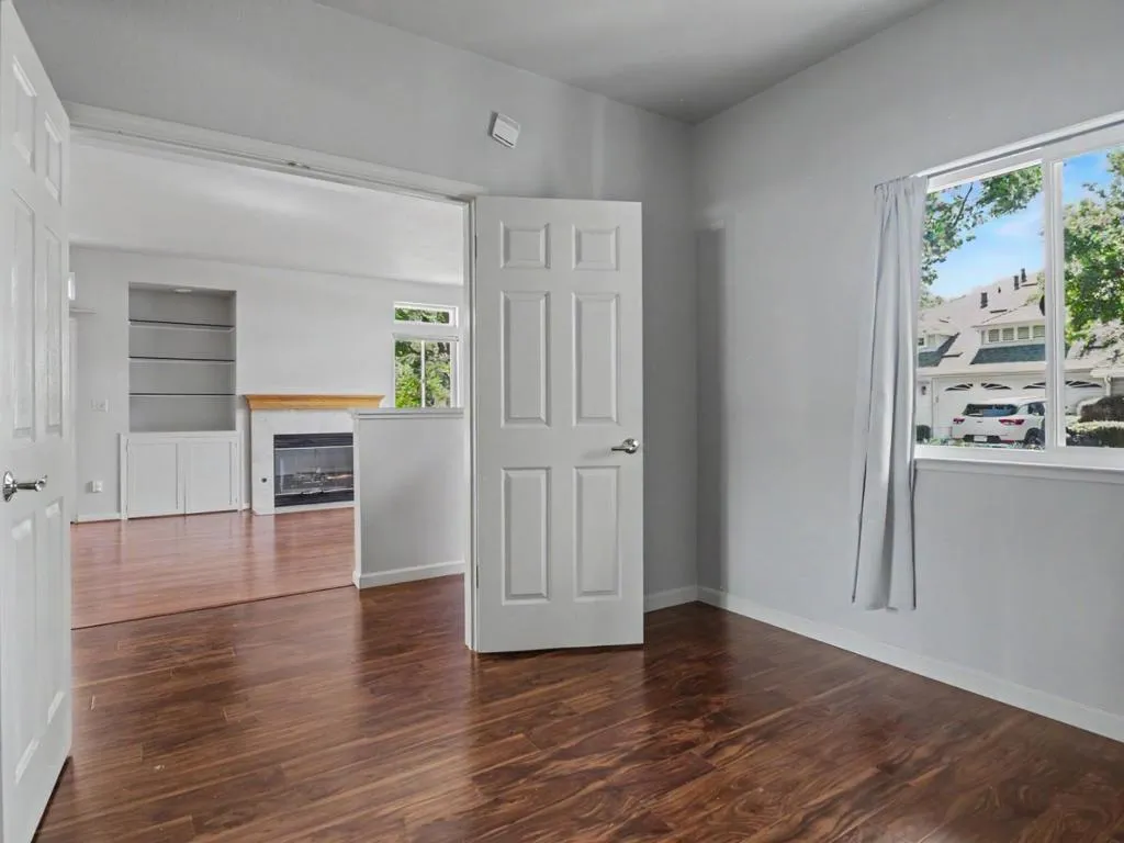 office / guest bedroom