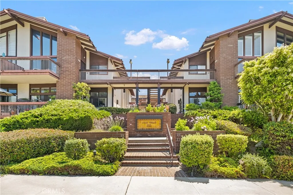 Small complex with 18 Units comprised of 3 stand-alone buildings.