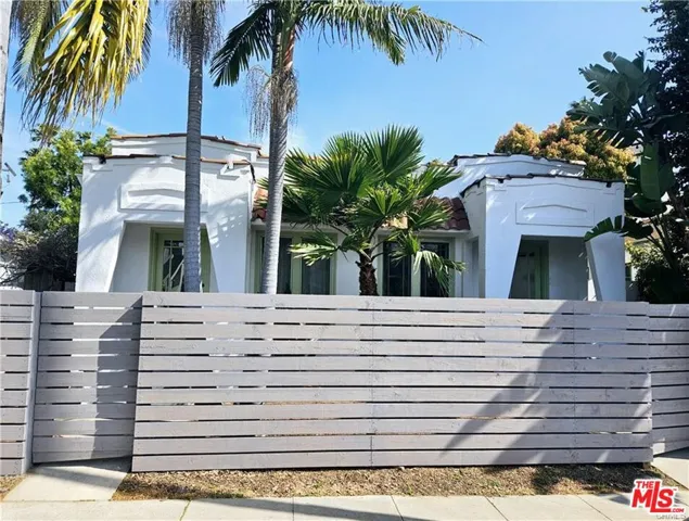 908-910 Victoria Ave VENICE -D