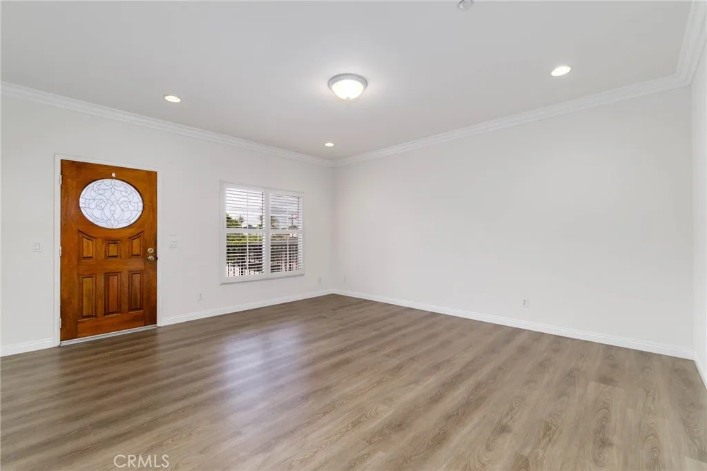 entrance/ living room