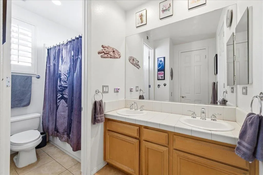 46-Jack & Jill Bath
