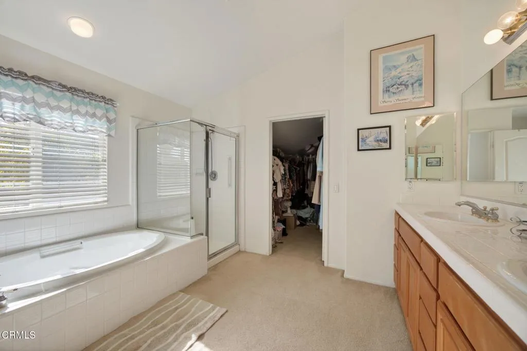 M Bath to closet 641
