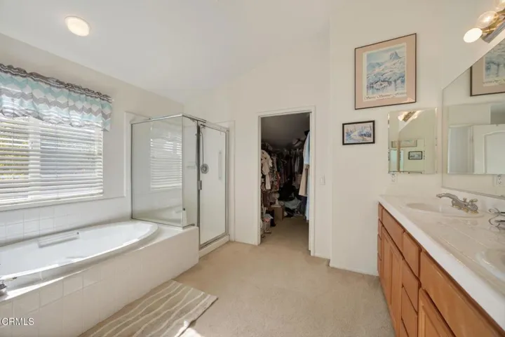 M Bath to closet 641