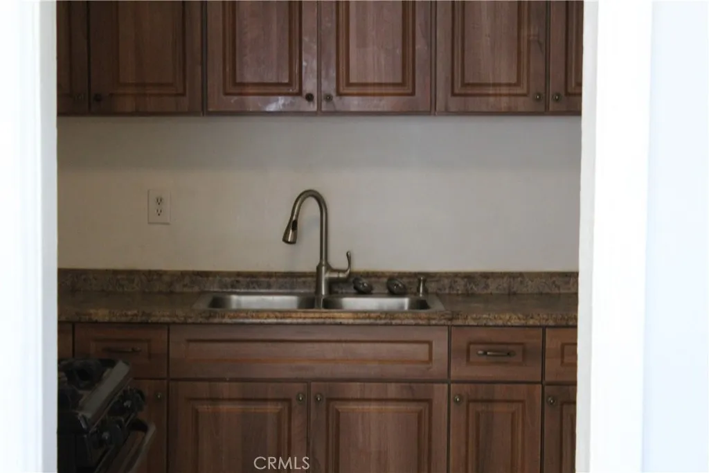 KITCHEN WITH GRANITE COUNTER