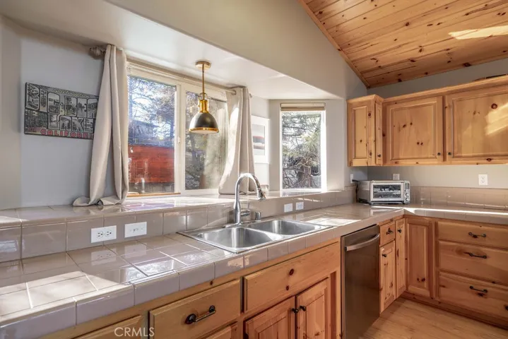 Great light to cook and clean by