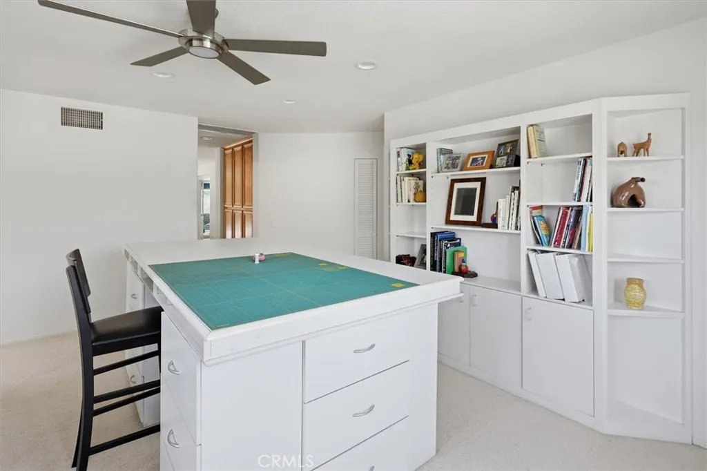 Large Work Station Island included (moveable)