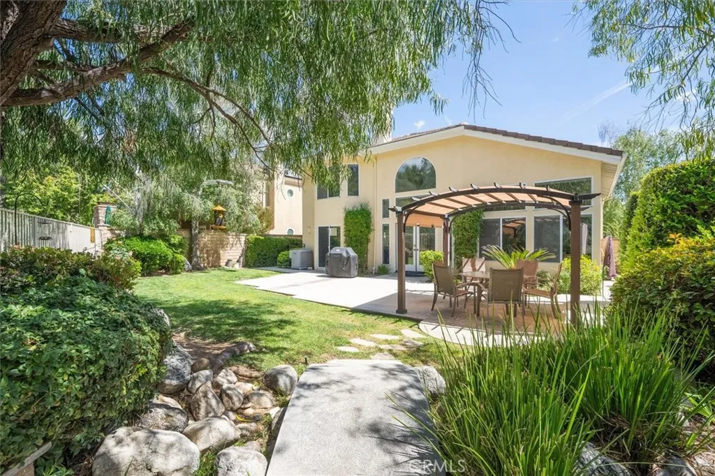 Metal, free-standing Pergola included