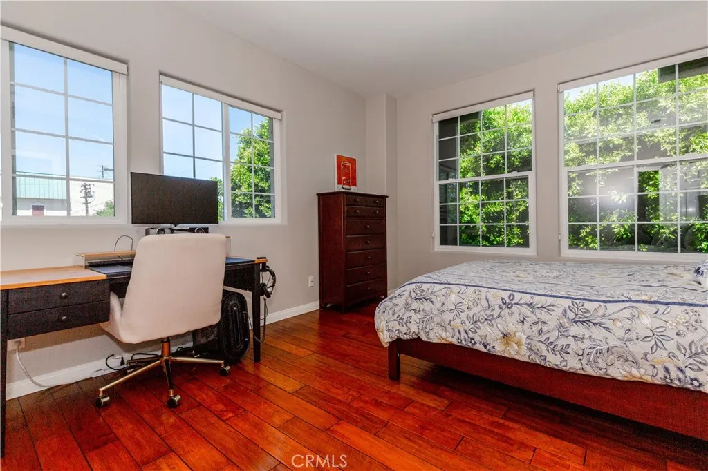 Secondary bedroom
