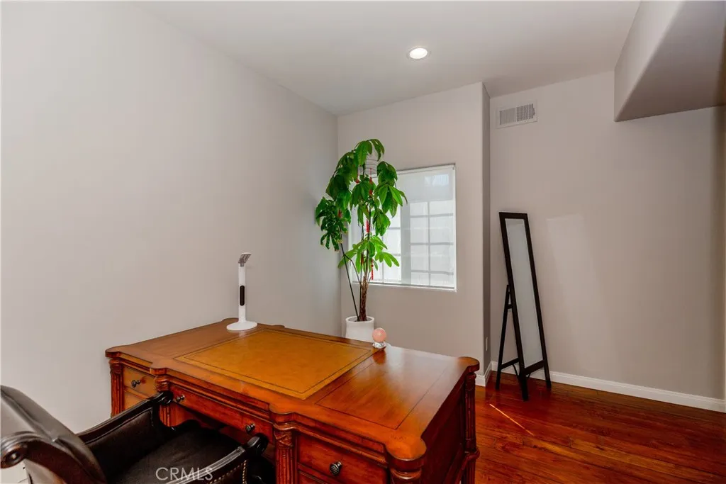 Flexible bonus space-ideal for home office, creative studio, or additional lounge.