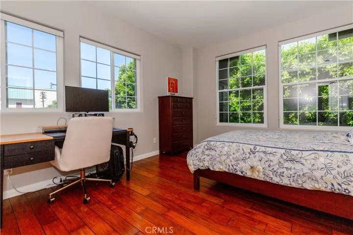 Secondary bedroom
