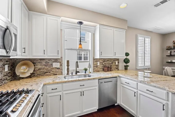 lots of granite countertop space