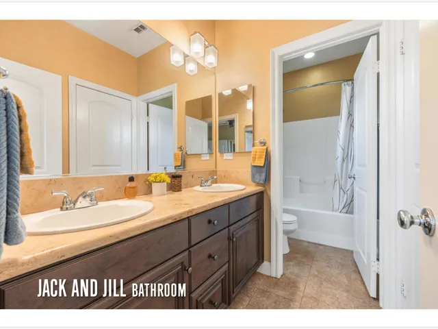 027 Secondary Bathroom (00002)