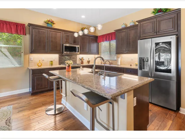011 Kitchen Island (00002)