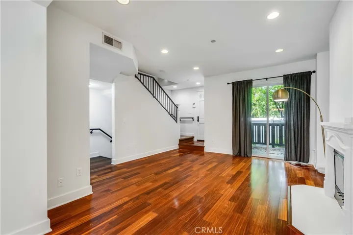 6300 Honolulu 205, La Crescenta, California 91214