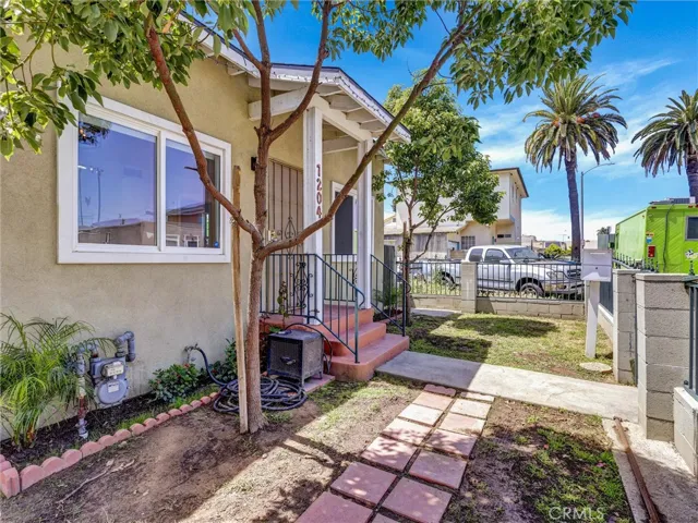 1204 E Smith, Long Beach, California 90806
