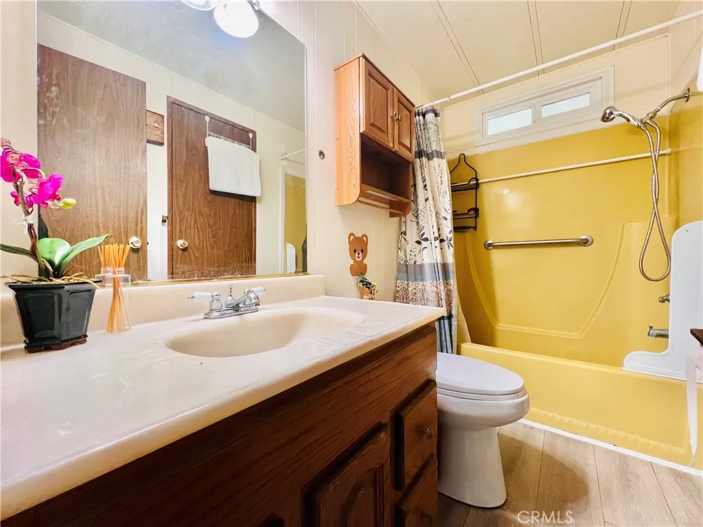 2nd bathroom - view 1