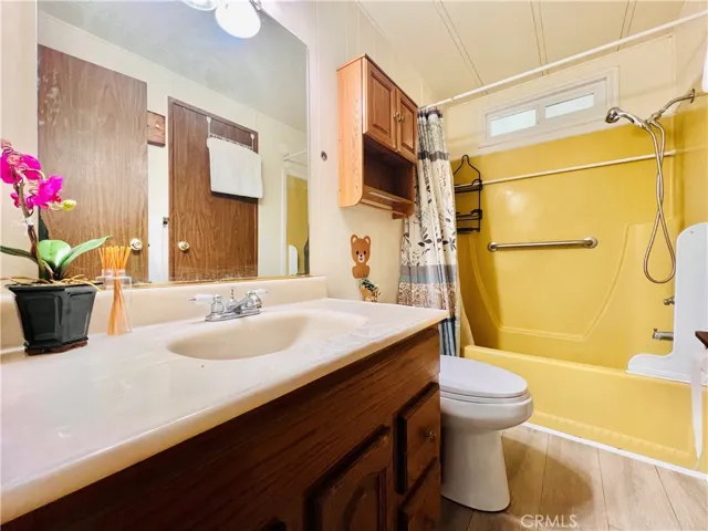 2nd bathroom - view 1
