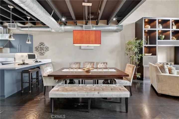 Full size dining area and breakfast bar
