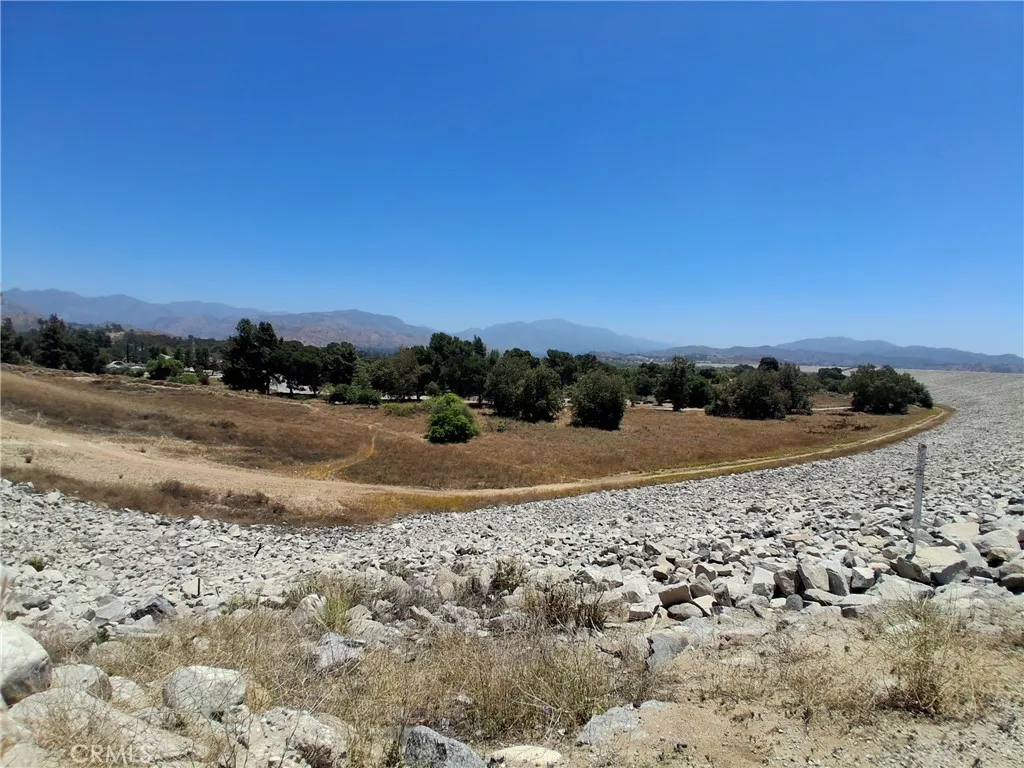 The main dam walk is about 3.7 miles out-and-back, mostly flat and paved, making it suitable for walking, jogging, strollers, and many mobility devices.
