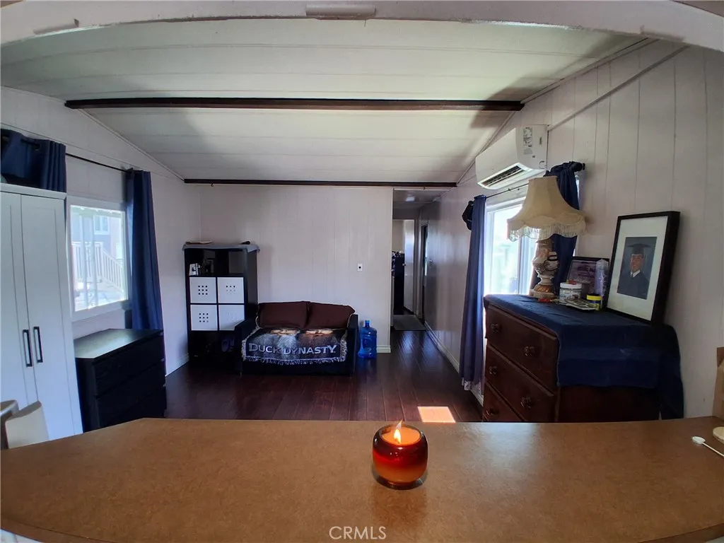 Open-Concept Breakfast Bar Facing the Living Room.