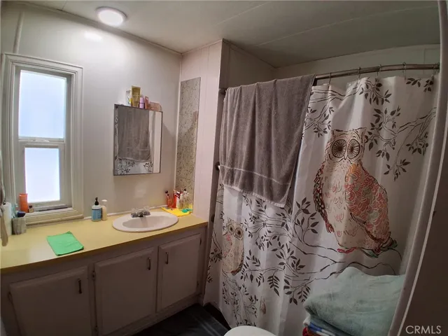 Neat and Clean Bathroom with Full Amenities.