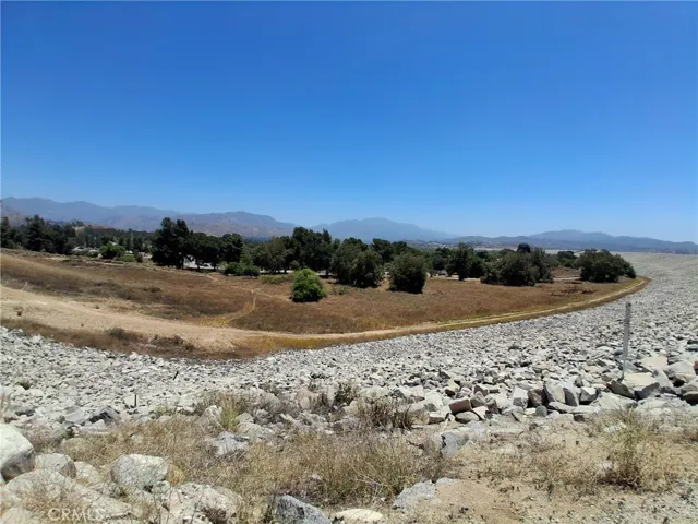 The main dam walk is about 3.7 miles out-and-back, mostly flat and paved, making it suitable for walking, jogging, strollers, and many mobility devices.
