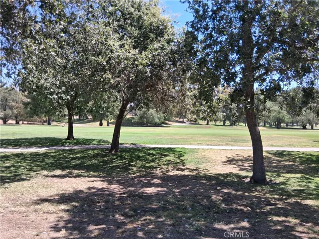 The course is known for wide fairways, views of the surrounding mountains and dam area, and a layout suitable for a wide range of skill levels.
