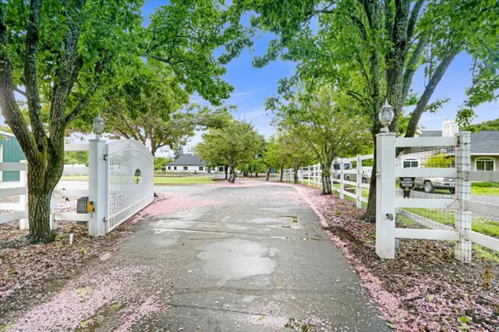 695 Quietwater, Santa Rosa, California 95404