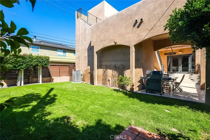 The large grass area in the backyard is perfect place to play ball!