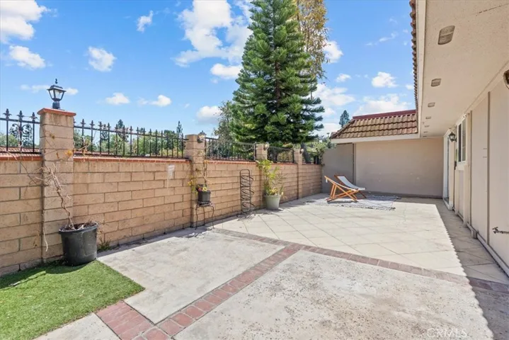 corner location- no neighbor behind